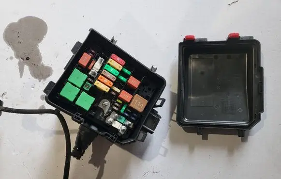 Peugeot 208 II Fuse box set 9824510780 4446 9826717980