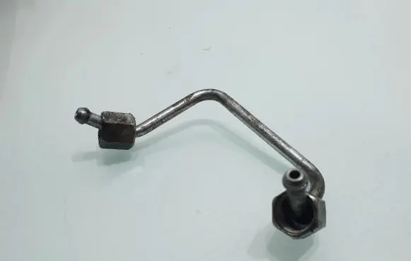 Volkswagen PASSAT B6 Fuel injector supply line/pipe 03L130301H