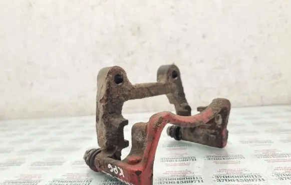 Volkswagen PASSAT B6 Brake caliper pad carrier rear 9225B