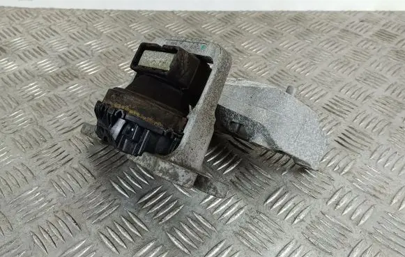 Nissan X-Trail T32 Engine mount bracket