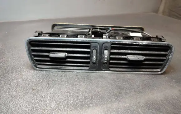 Volkswagen PASSAT B7 Dash center air vent grill 3AC819728A