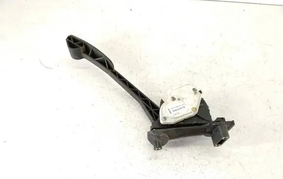 Accelerator throttle pedal