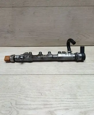 Volkswagen Touran II Fuel main line pipe 03L130089J 000000165