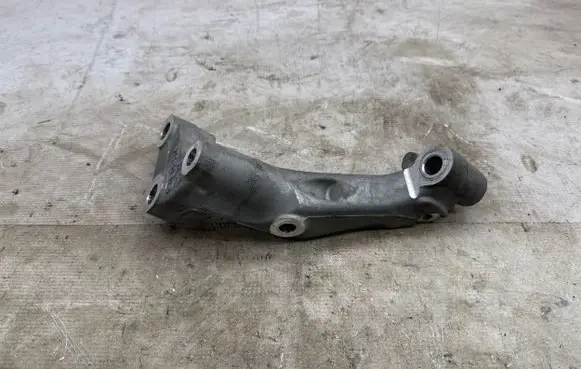 Peugeot 308 Engine mount bracket