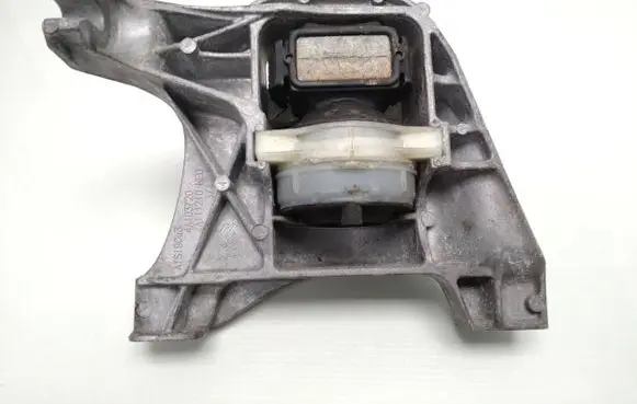 Engine mount bracket