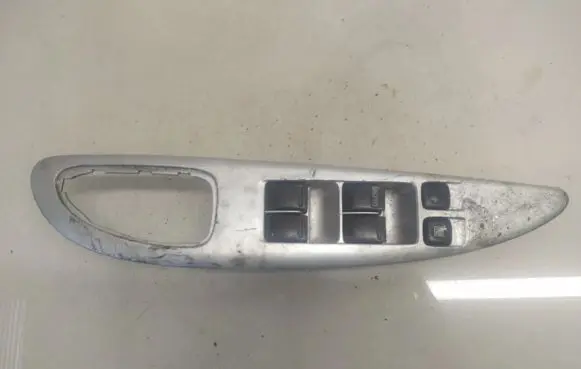Nissan Primera Electric window control switch 25401AV640 C8DD702N