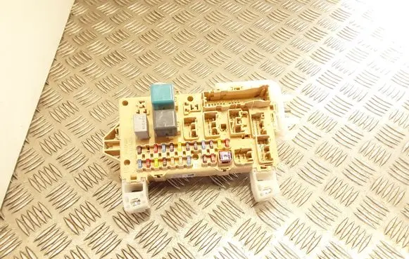 Toyota Corolla Verso E121 Fuse module 892210F010