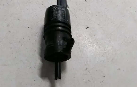 BMW X1 E84 Windscreen/windshield washer pump 730258901
