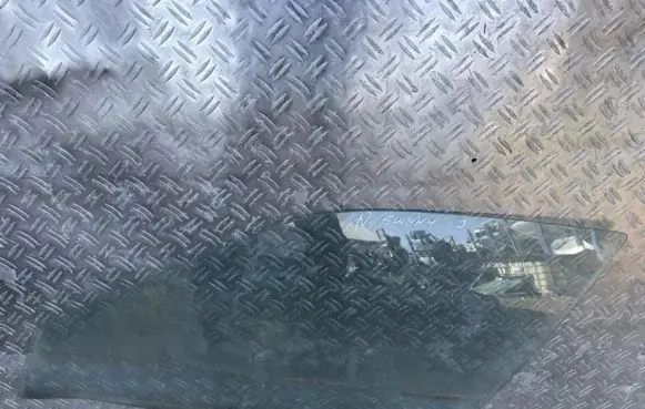 Nissan Sunny Front door window glass four-door