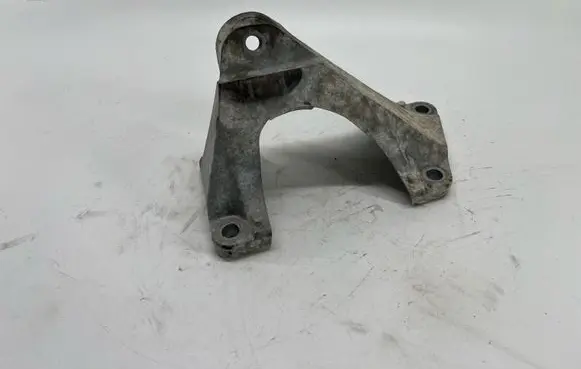 Engine mounting bracket