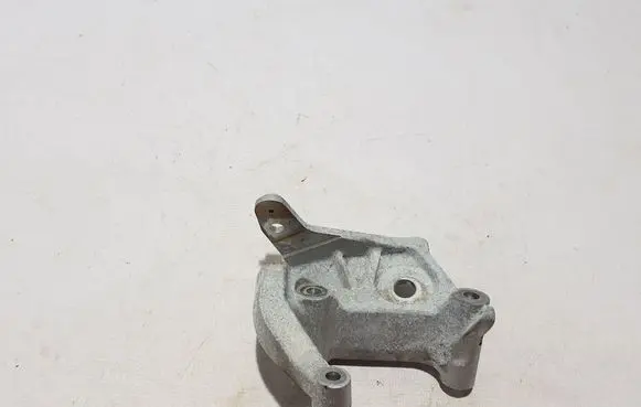 Engine mounting bracket