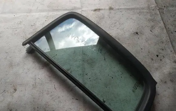 Suzuki Swift I Rear vent window glass as2