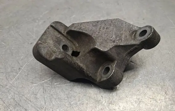 Volvo XC70 Engine mounting bracket 08649262