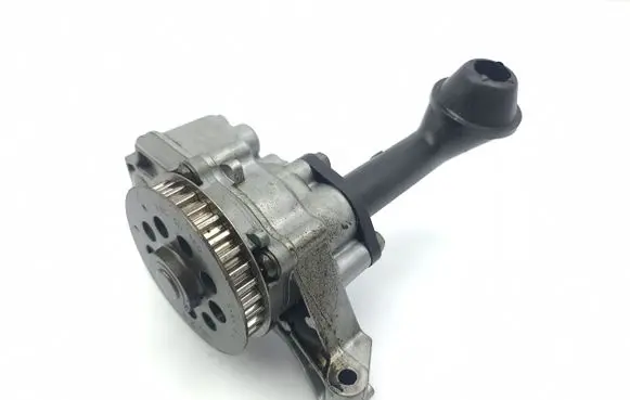 Volkswagen PASSAT B6 Oil pump 03L115105C