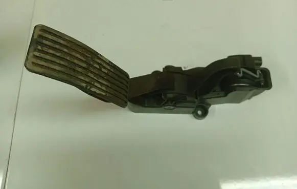 Mercedes-Benz B W245 Accelerator throttle pedal A1693000204