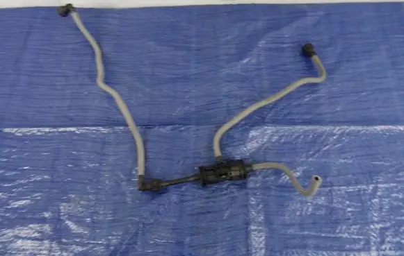 Opel Corsa F Fuel distributor 