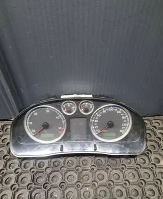 Volkswagen PASSAT B5.5 Speedometer (instrument cluster) 3B0920807A 060502010318 VWZ7Z0B5379937