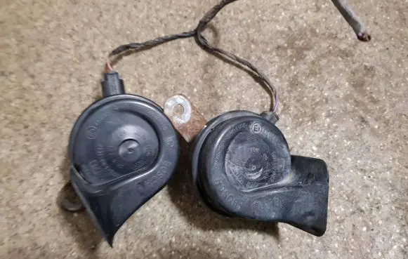 BMW 5 E39 Horn signal 703881157