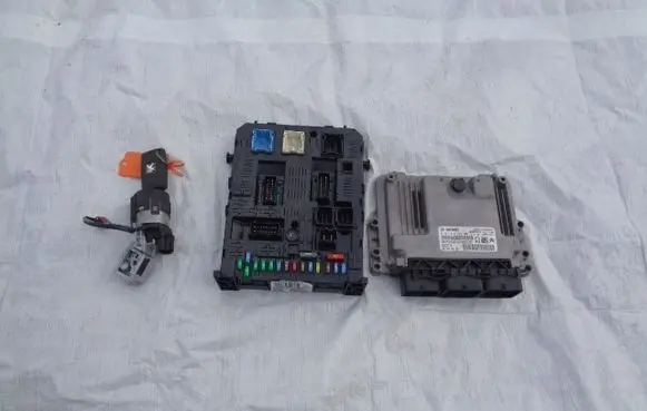 Peugeot 308 Engine ECU kit and lock set 9678818280
