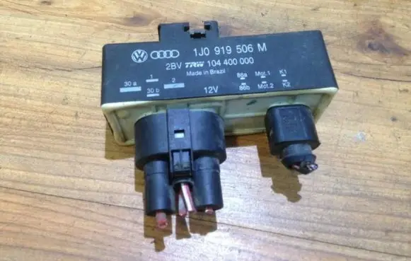 Volkswagen Golf IV Coolant fan relay 1j0919506m 104400000