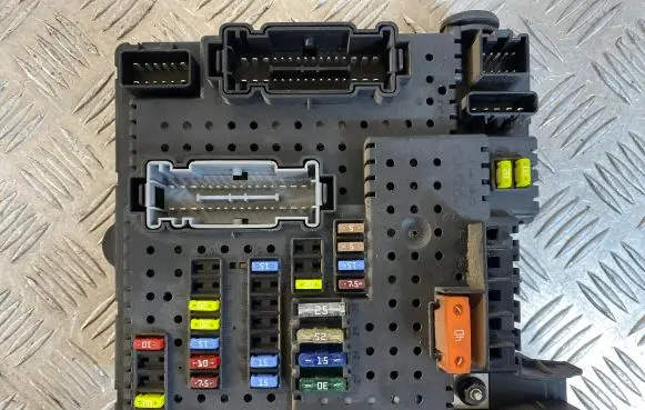 Volvo XC90 Fuse module 30728512 28017881 05W503