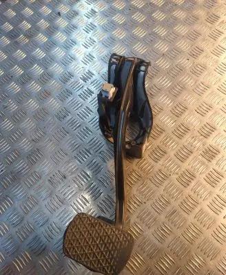 Mercedes-Benz C W204 Brake pedal A2042902001 1005531572 PP204290056