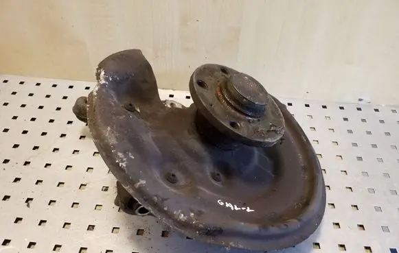 Volkswagen PASSAT B7 Rear wheel hub 300505435F