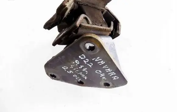 Nissan Navara D22 Engine mount bracket