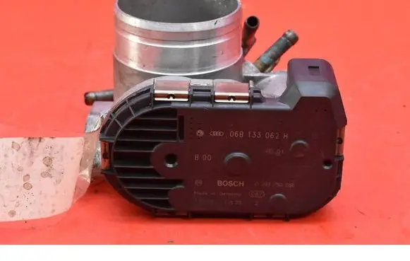 Audi A4 S4 B6 8E 8H Throttle body valve 06B133062H
