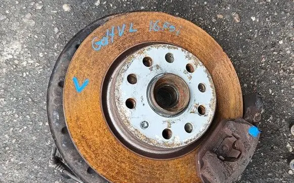 Volkswagen Golf V Stub axle 