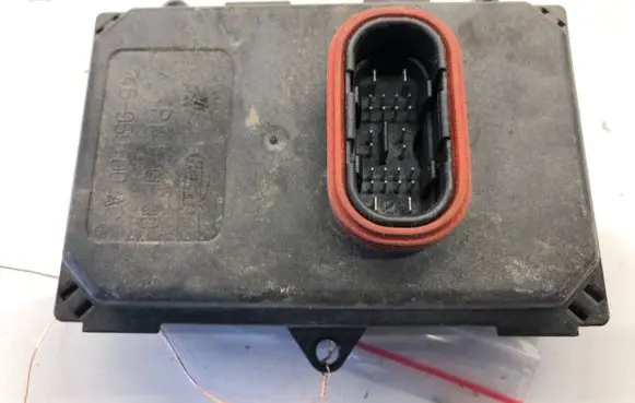 Volkswagen Touareg II Voltage converter/converter module 8U0941329