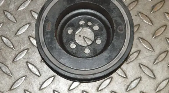 Volkswagen PASSAT B6 Crankshaft pulley 06F105243J