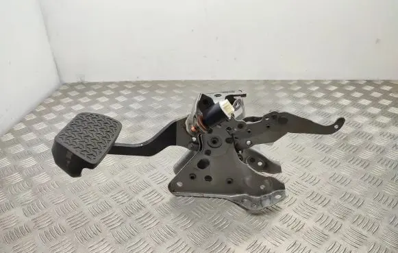 Toyota RAV 4 (XA50) Brake pedal