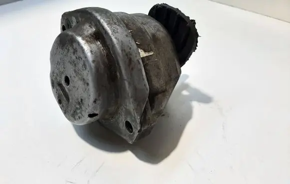 BMW 5 E60 E61 Engine mount bracket 6769874 15934612