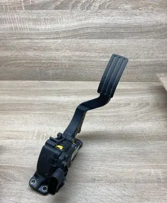Accelerator throttle pedal