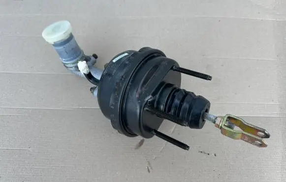 Nissan Patrol Y60 Clutch master cylinder 3061037J20