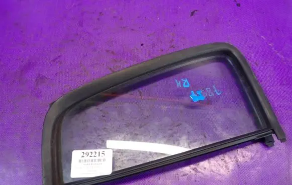 Suzuki Swift I Front door window glass four-door