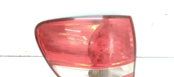 Toyota Avensis Verso Rear/tail lights E137652