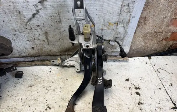 Audi A4 S4 B5 8D Pedal assembly 8D1721117L