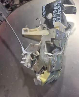 Ford Mondeo Mk III Front door lock