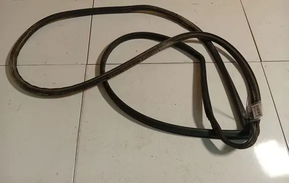 Nissan Tiida C11 Rubber seal front coupe door 