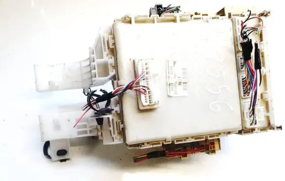 Toyota Yaris Fuse box set 8273052700 82730-52700