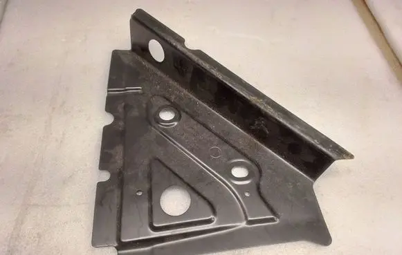 Audi Q7 4L Fender mounting bracket 7L0805362A