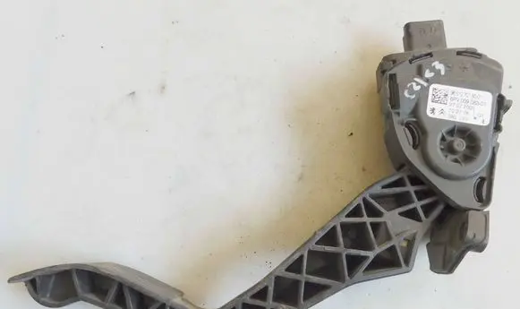 Accelerator throttle pedal