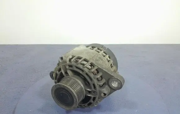 Opel Zafira B Generator/alternator 