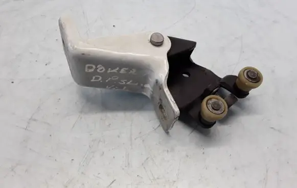 Dacia Dokker Sliding door middle roller runner 824A65571