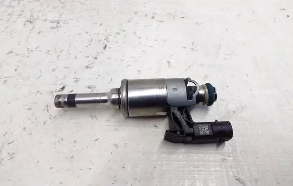 Audi A4 S4 B9 Fuel injector 0261500477 04E133036A