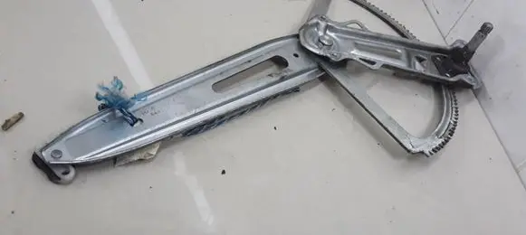 Rear door manual window regulator