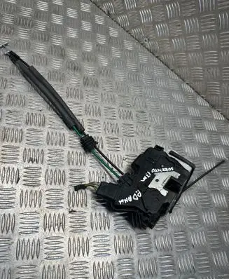 KIA Sorento Front door lock A045777