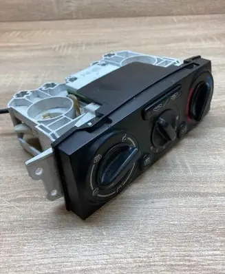Mazda MPV II LW Climate control unit LC948 4D28